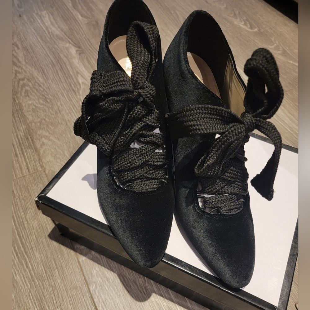 *Worn once* Nine West Velvet bootie